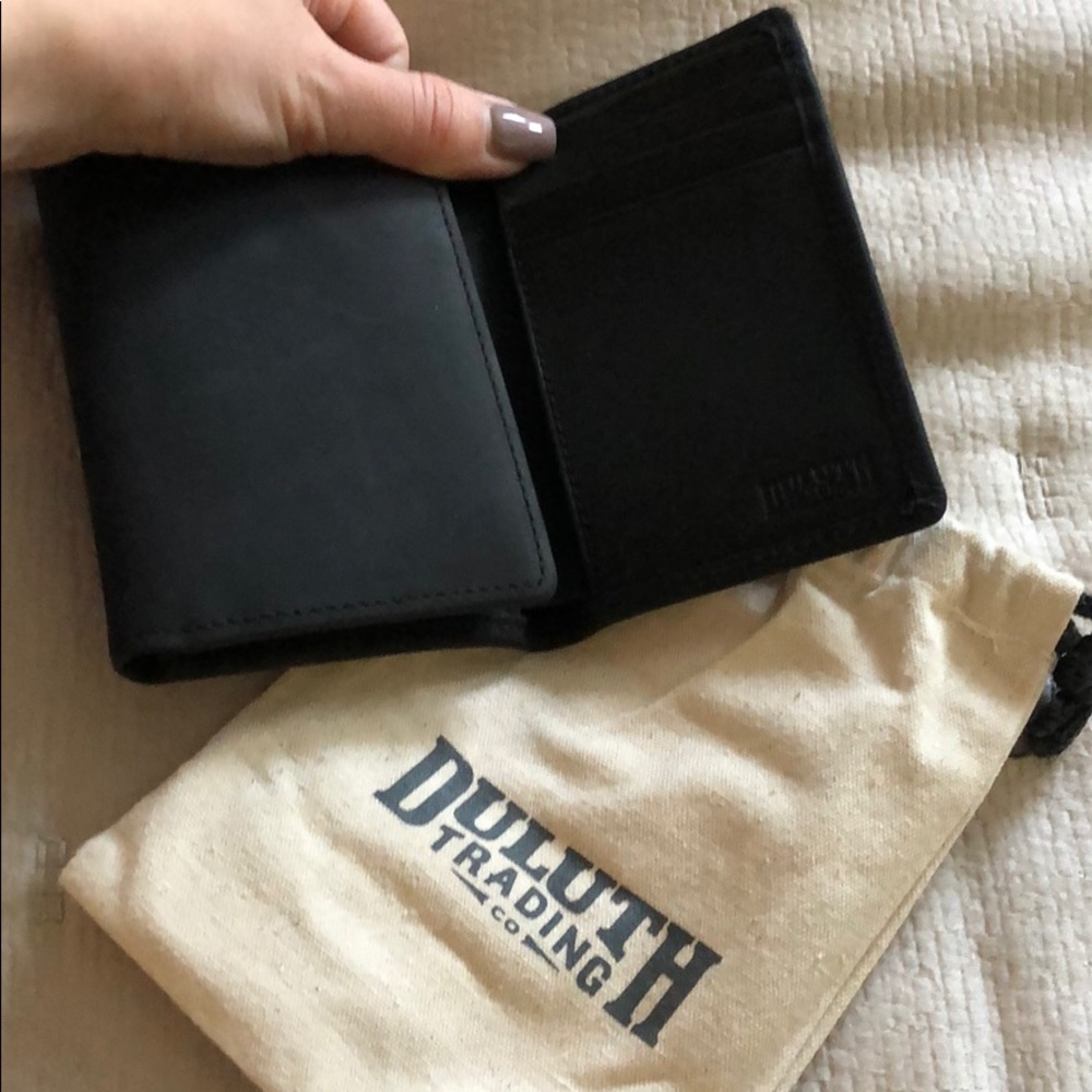 🖤  Black Leather Tri-Fold Wallet